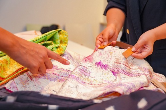 リユース着物を活用したエコバッグの様子