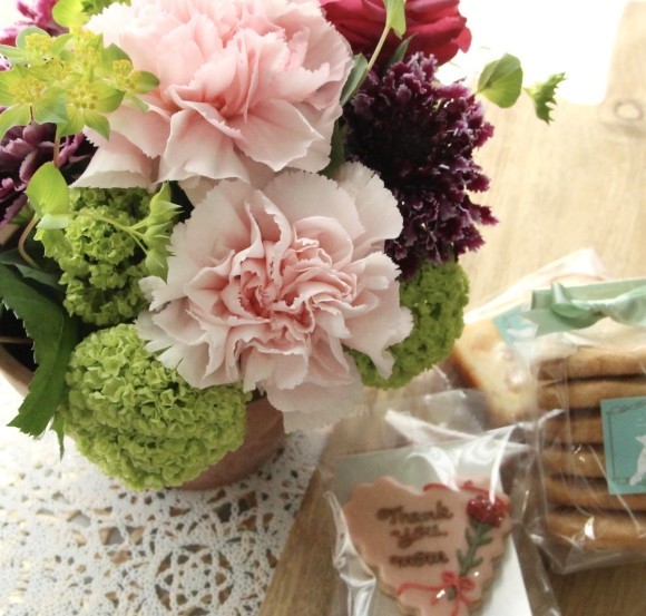 写真はイメージになります。  　　　　オリジナルフラワーアレンジメントギフト　4,950円（税込） 　　　　　※　フラワーアレンジメント　高さ:約20㎝　幅:約20㎝ 	　※　焼き菓子 「Thank you, Mom」アイシングクッキー、パウンドケーキ、フィナンシェ他 　　　　　※　地方発送の場合は、配送料＋箱代が別途かかります。（約1,500円～2,500円）