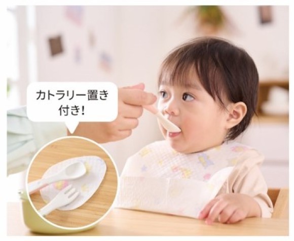 株式会社赤ちゃん本舗は、使い切りの『カトラリー置き付き ふわふわやさしい3層式ミニエプロン』を2025年3月7日（金）より全国のアカチャンホンポとオンラインショップにて販売いたします。
