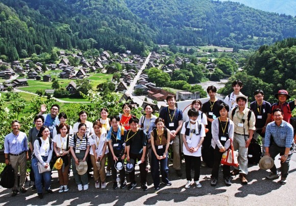 参加者集合写真（世界遺産合掌集落）