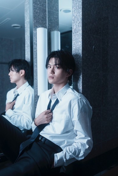 若手NO.1俳優 簡秀吉が初のカレンダーを発売！デート服に浴衣、スーツと見どころ満載