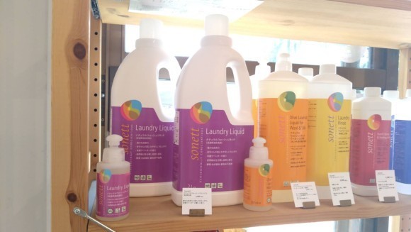 梅雨の時期にぴったりな衣類用洗剤や折りたたみ傘