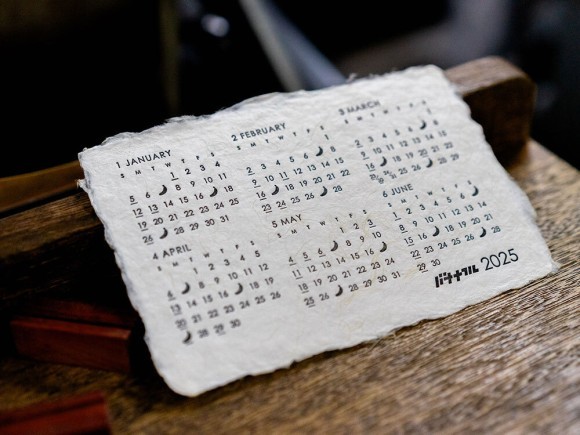 100%バナナペーパー「バナナフル」×活版印刷の2025年カレンダー