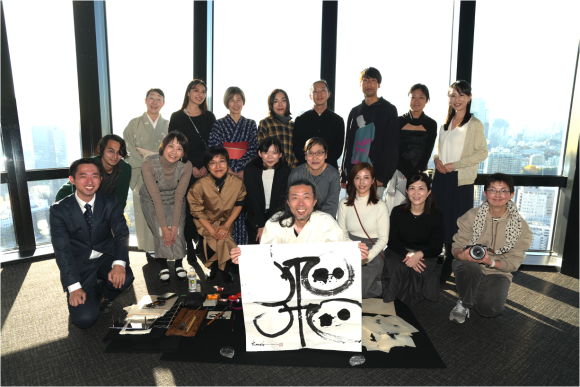 「天空の書道体験」体験者の集合写真