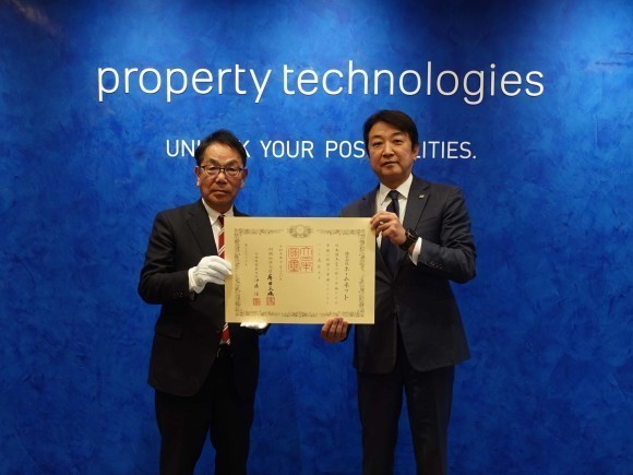 紺綬褒章授与の様子（左：広島県尾道市長　平谷 祐宏 様、右：当社代表取締役社長　濱中 雄大）