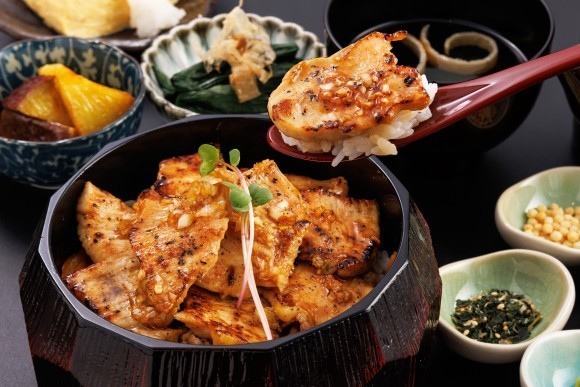 大坂かしわ飯 ロマン亭名物「大坂かしわ飯」の鶏まぶし膳