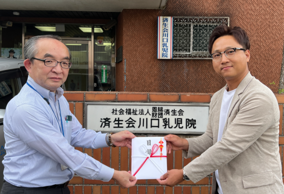 （写真左から）済生会川口乳児院 加藤　富美雄 院長、株式会社A-YO 商事 副社長 金 世峰