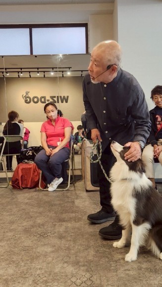 ドッグトレーニングをレクチャーする多和田悟氏