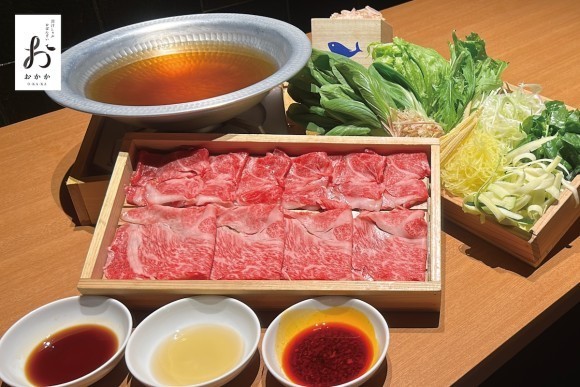 【出汁しゃぶおばんざい おかか】今だけ、黒毛和牛出汁しゃぶ全種が「極上A5 松阪牛」にグレードアップ！旬の夏野菜や漬けダレとご一緒に、心ゆくまでお楽しみください