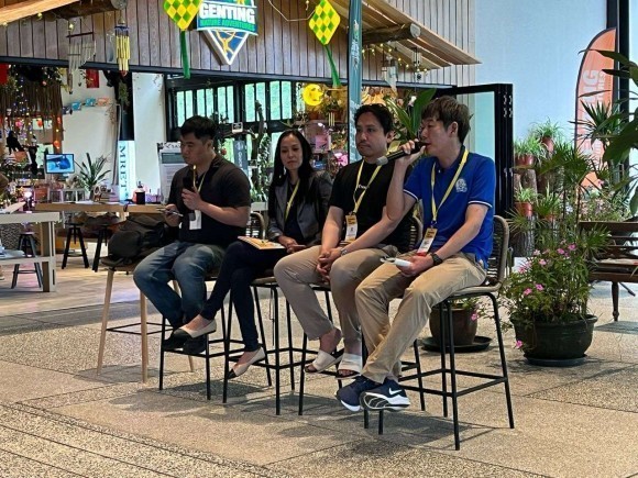 登壇するNINZIA代表寄玉