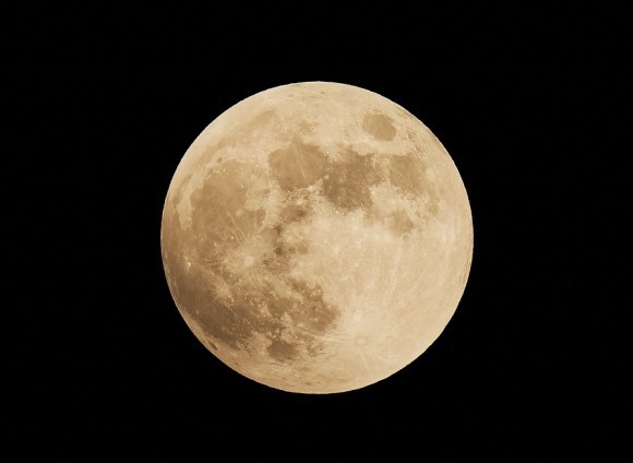 サンシャイン60展望台から撮影した満月