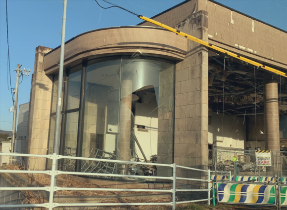 福島県富岡町にいまだに残る震災の爪痕 （2022年・横山芳春撮影）