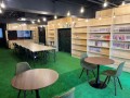 「Book Cafe Awesome」の店内＝壁際に本棚が並ぶ