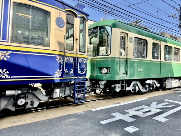 テラス席から車幅1台分の目の前を走る江ノ電