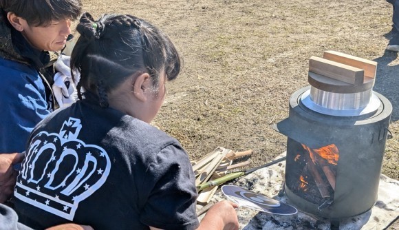 かまどの火加減を調整している参加者