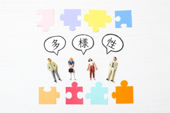 多様性・さまざまな色と形のピース