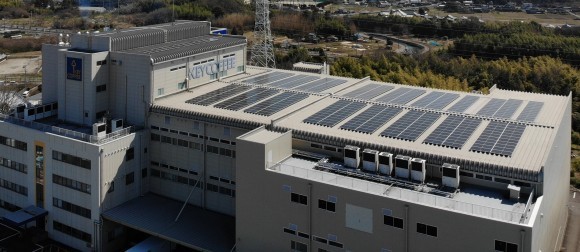 屋上に設置した太陽光パネル