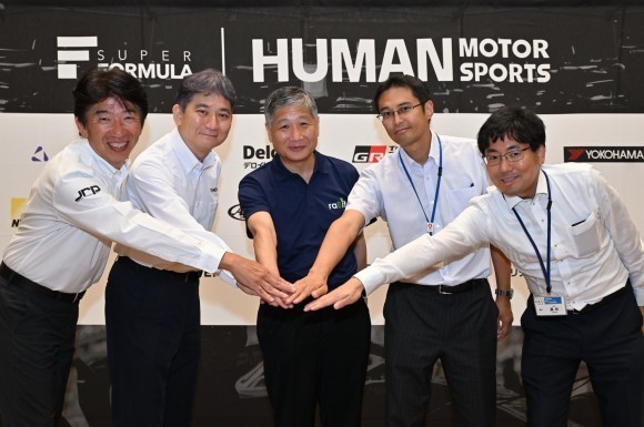 ＜写真：8/8に福島県⼤熊町で⾏われた記者発表会の様⼦＞