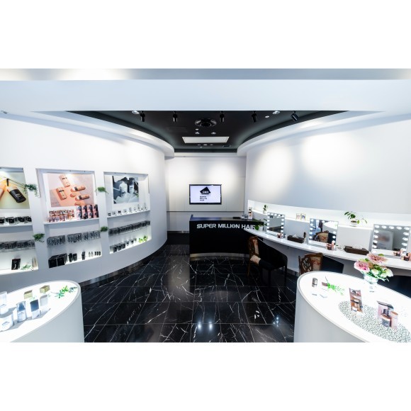 大きなガラス張り1階フロアです