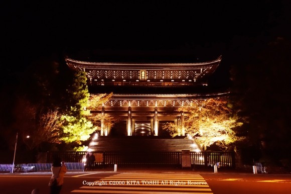 知恩院ライトアップ 過去開催時の様子 ー AXIZLight演出の三門