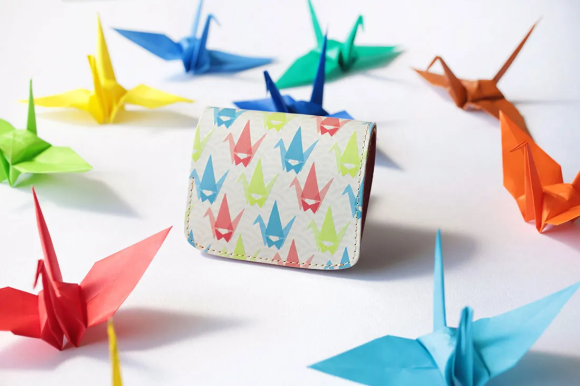 終戦80周年記念。世界平和がテーマのミニ財布をリリース。革職人が平和への願いをモノづくりにこめました。