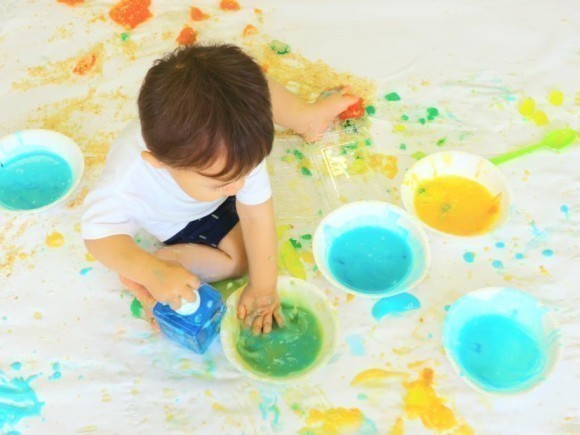 絵具に触れ、感触を楽しむこどもの様子