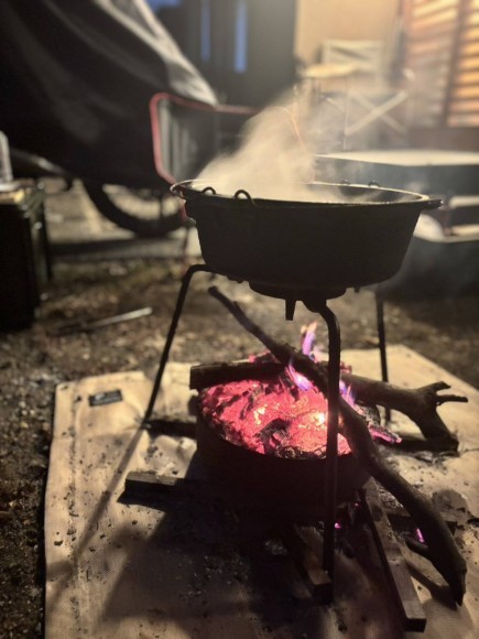 ダッチオーブンも安心して乗せられる、超耐荷重×無骨デザインのグリルスタンド