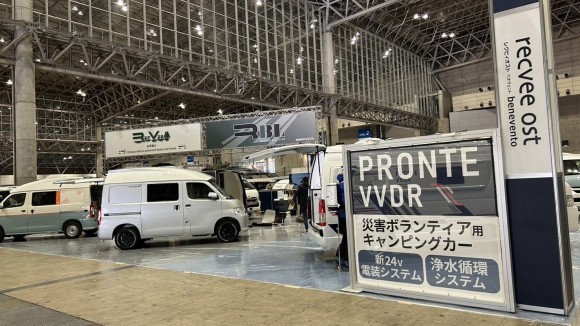 ジャパンキャンピングカーショーのレクビィブース（設営中）