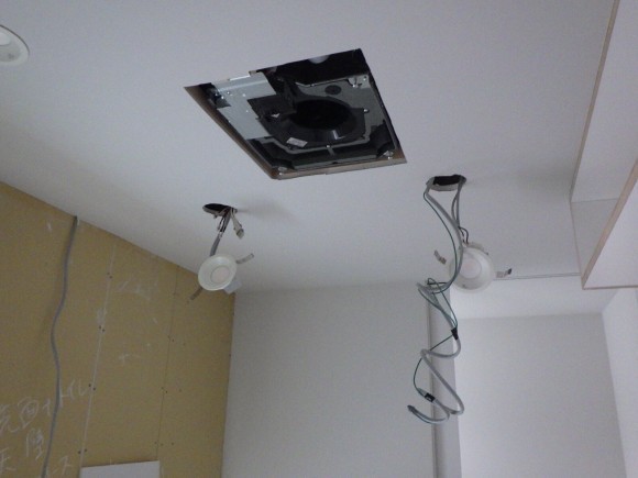 引き渡し時の照明機器が未設置、石膏ボードなどがむき出しになっている様子