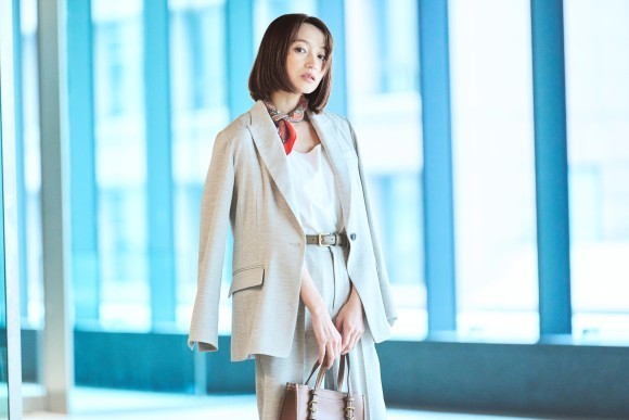 リネンライクシングルジャケット 24,200円(税込)　カラー：ナチュラルグレー、ベージュ、ネイビー  リネンライクワイドパンツ 16,500円(税込)　カラー：ナチュラルグレー、ベージュ、ネイビー