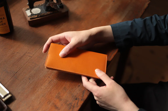薄さ8mmでカード最大12枚。“小さいふ屋”がつくった薄型長財布が登場。オリンピック競技を支えた革・栃木レザーでハンドメイド。