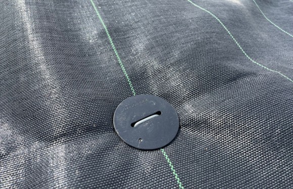 面倒なマルチ張り・防草シート張り作業を省力化！ 「ＢＩＣＲＯＰ　組み立てのいらないシート押さえピン、シート押さえ釘」