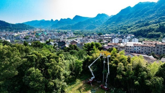 浙江電力の作業員が送電線を移設しています