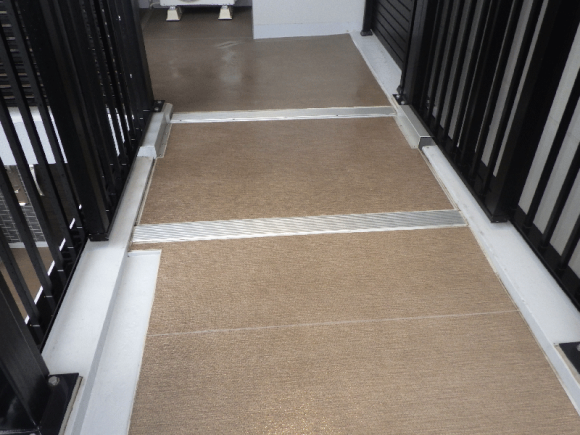 共用廊下の水たまり