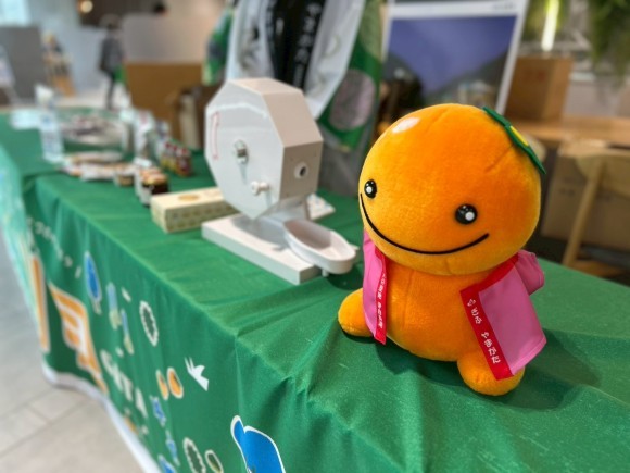 山県コラボまつり抽選会ブースと山県市観光親善大使「ナッチョルくん」