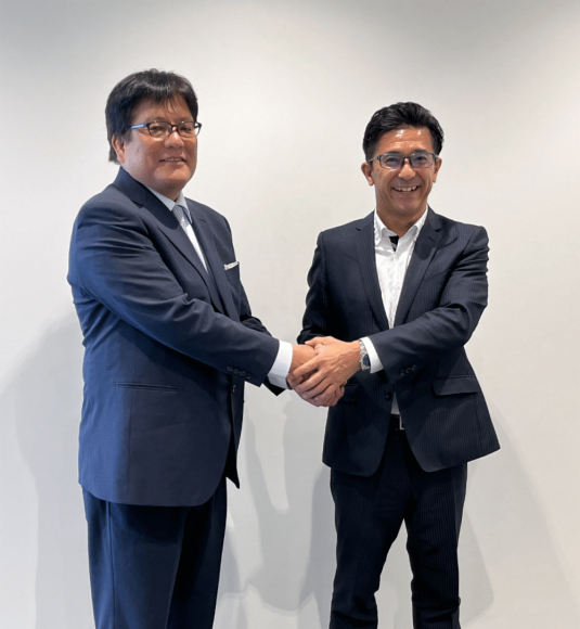 両社長による握手