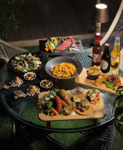 テラス席で満喫、緑を感じながら過ごすビアガーデン