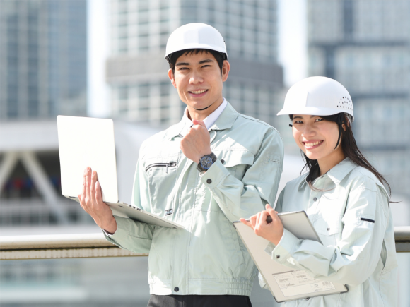 建築業界で働く男女の画像