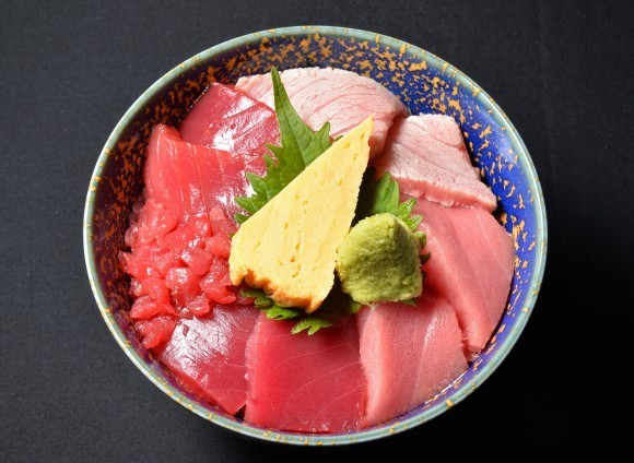 一番人気の生本マグロ尽くし丼