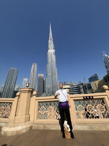 ドバイ視察で浮足立つ弊社（㍿ティーアール・ネットサービス）広報のタマネギ君