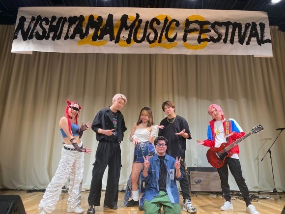 左からJUNA(５％BERMUDA)・淳(VORCHAOS)・福永ありさ(５％BERMUDA)・原田謙太・カリスマ(ぱるてのんずユーチュー部カリスマ育成計画)下段、TAMO(主催)