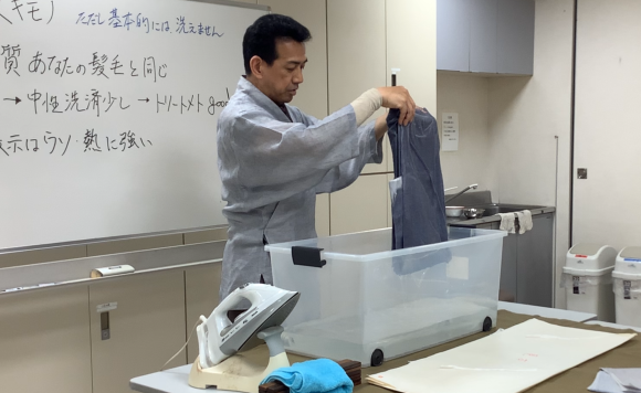 絹で洗える着物の手洗いを実際に実演（三越カルチャーサロン「きもの豆知識」にて）