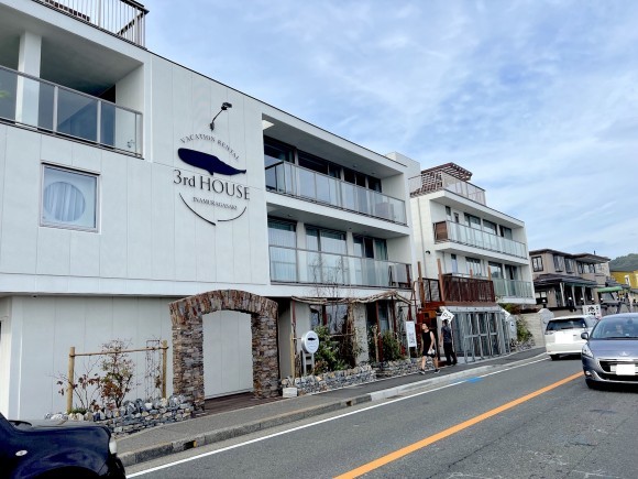 クジラが目印！国道134号線、海沿いに建っています。