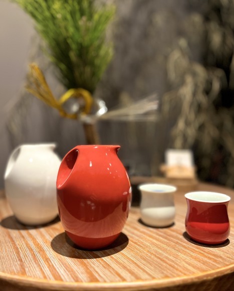酒器シリーズ「tokuri」より「kome.」の新色〈赤〉