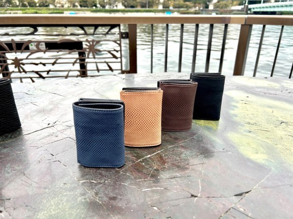 キャッツアイとも呼ばれる猫の目を持つヘビ革“カロング”のミニ財布パームウォレット