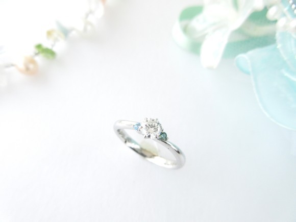 指輪探しで、特に男性にとって初めに肝心なのは「情報を集める」ことです。何もわからずにお店にいくと、「何を聞けばいいかわからない」「何か良いか・悪いか判断できない」からです。