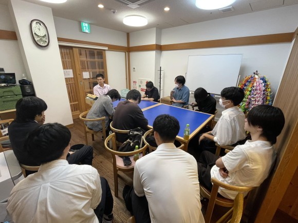 高次脳機能障がいの当事者スタッフの話に耳を傾ける理系大学生たち