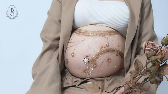 ジュエリーのようなマタニティペイントがメイン。フォトスタジオ