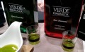 Greem Emerald, Red Diamond の瓶と鮮やかなグリーンのオリーブオイル