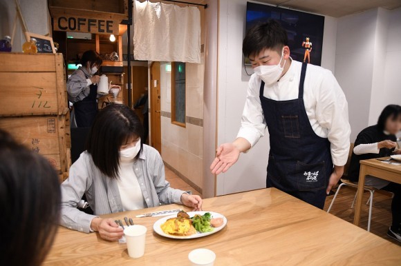 学生が接客する様子